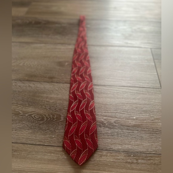 VALENTINO 100%...silk Designer withRed Golden Leaves - Picture 4 of 9